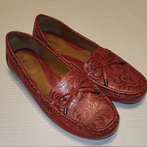b.o.c. Red Moccasins with Intricate Floral Design Size 10 Slipons